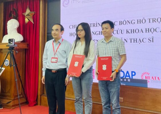 GS.TS.BS Nguyễn Hữu Tú Trao học bổng nghiên cứu của Dự án Trung tâm Chuyển giao công nghệ Quốc tế Việt Nam (V-ITTC) 